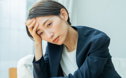 「立ち仕事による首の痛みや肩こりに悩む40代女性へ – 左側の痛みを軽減する3つのポイント」